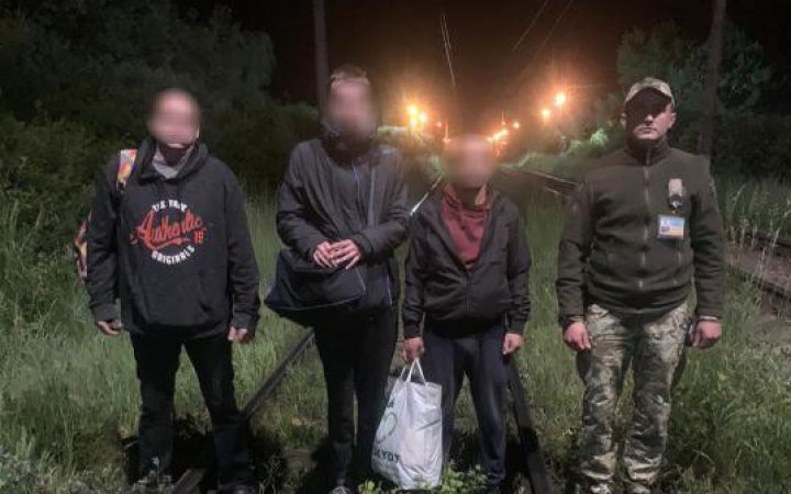 Троє громадян Чехії намагались незаконно вийти з України коліями