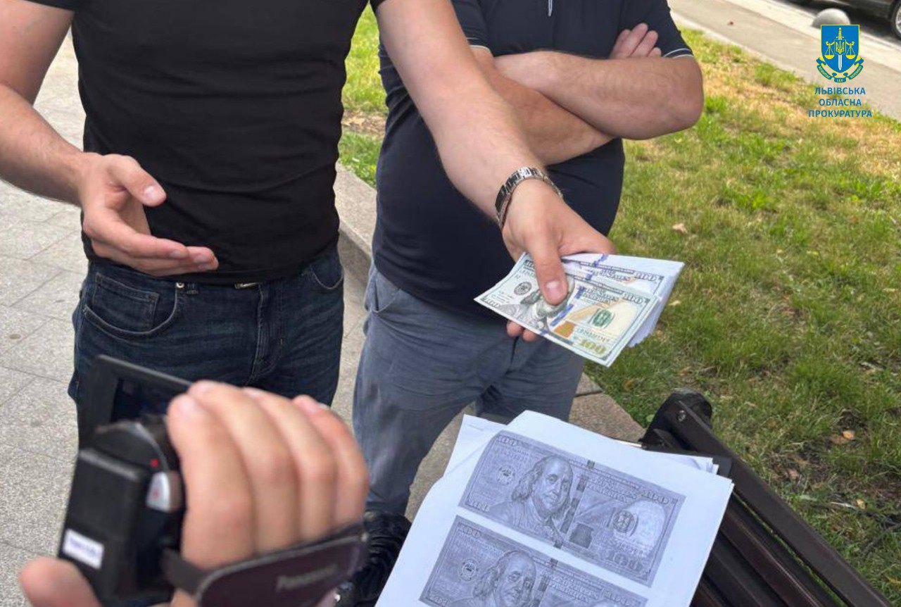 задокументовано передачу частини грошей