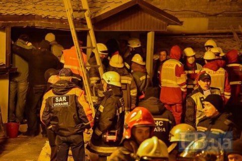 Під завалами будинку в Києві загинув ще один чоловік (оновлено, додано фото)