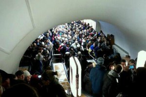 Неизвестный снова сообщил о минировании станций метро в Киеве 
