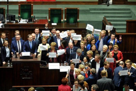 В Польше оппозиция требует доступа СМИ в Сейм и переголосования
