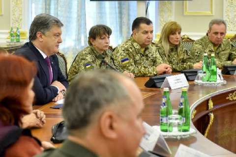 Порошенко назвал количество служащих в украинской армии женщин