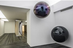 У PinchukArtCentre всіх відвідувачів сфотографують на фоні робіт Аніша Капура