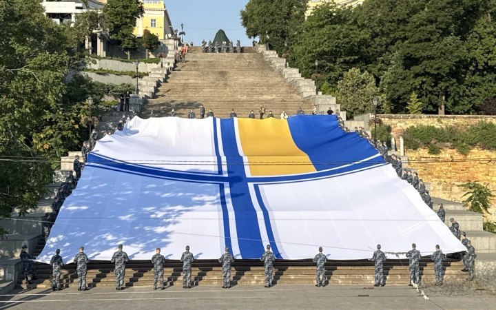 В Одесі розгорнули найбільший прапор Військово-морських сил ЗСУ