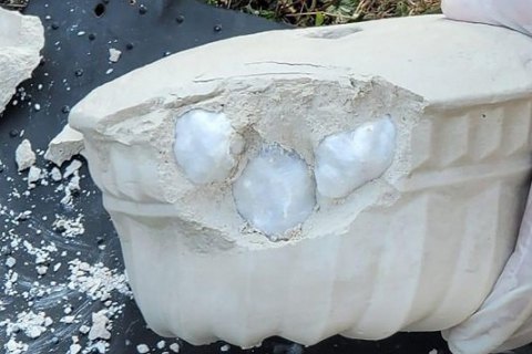 Киянка ховала наркотики у садових скульптурах і відправляла їх у Донецьк