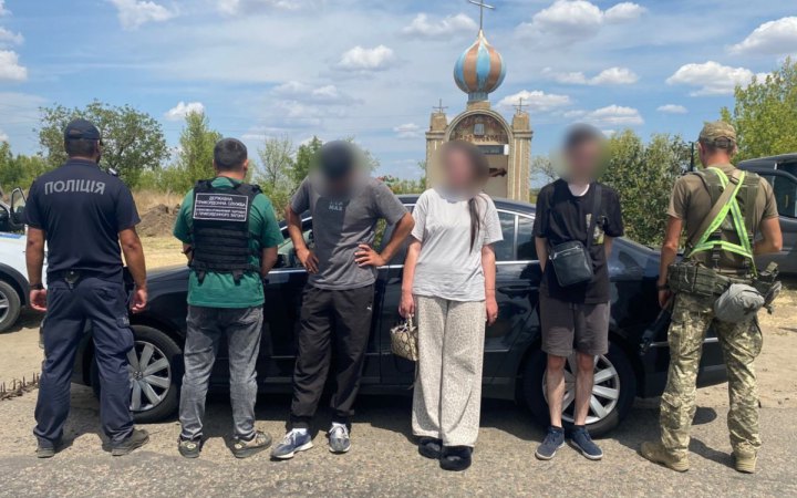 ​На Одещині чоловік планував за $8000 виїхати з України у багажнику легковика 