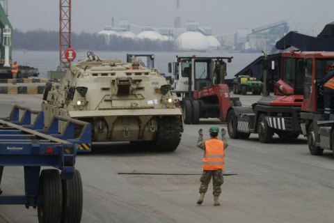 Восени в Латвії почнуть розміщувати важку військову техніку зі США