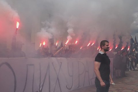 Представители националистических движений зажгли под Радой файеры