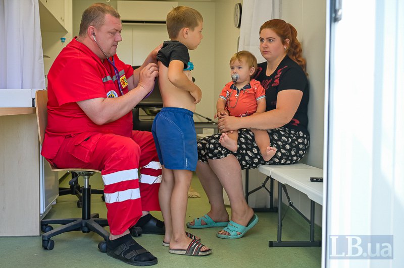 Пацієнти на прийомі в лікаря виїзної медичної бригади на Ізюмщині, червень 2023 р.