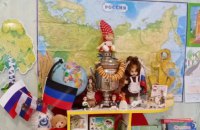 Самовар і прапор РФ: у дитсадках Маріуполя окупанти роблять "просвітницькі куточки"