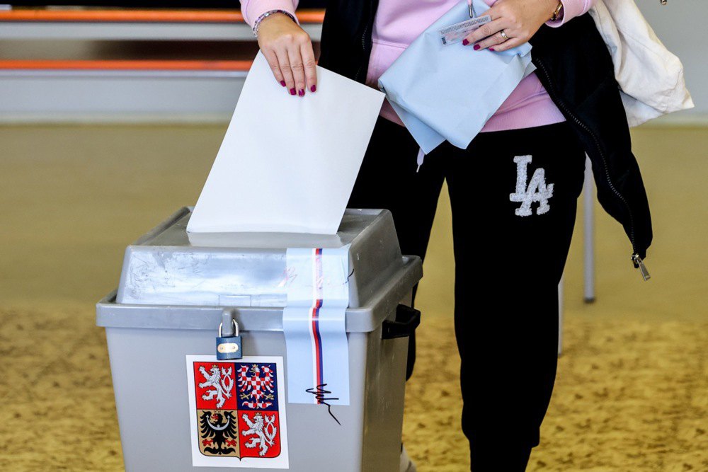 Голосування на виборчій дільниці під час парламентських виборів у Брно, 3 жовтня 2025 року.