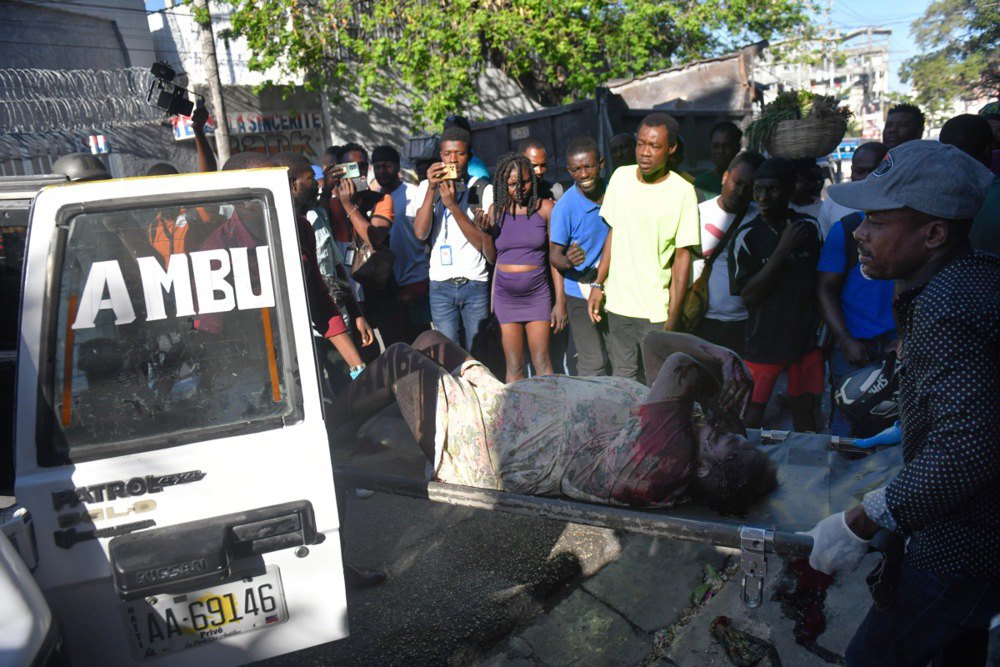 Вбитого невідомого забирають з вулиці в Порт-о-Пренсі, Гаїті, 18 березня 2024 року.