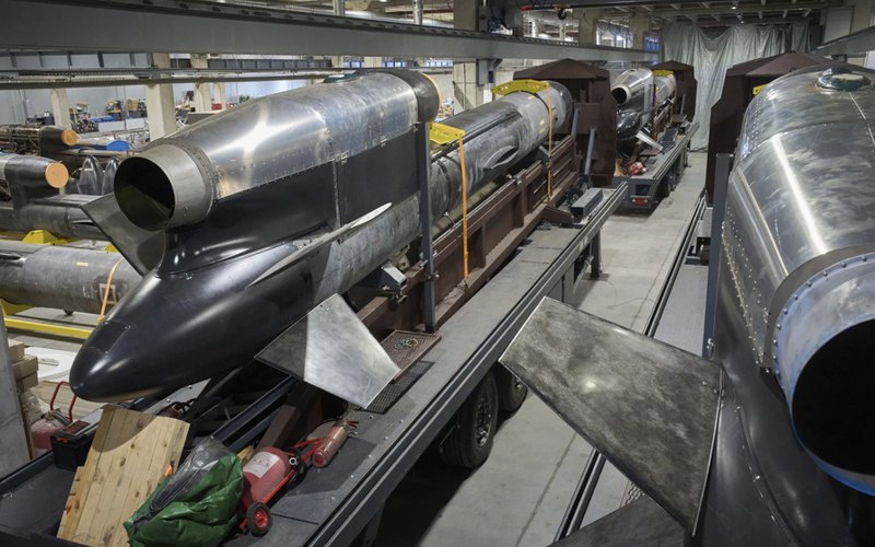 Збирання ракет у цеху.