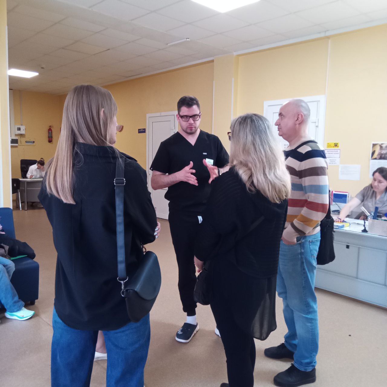 Нікіта Бондаренко з пацієнтами