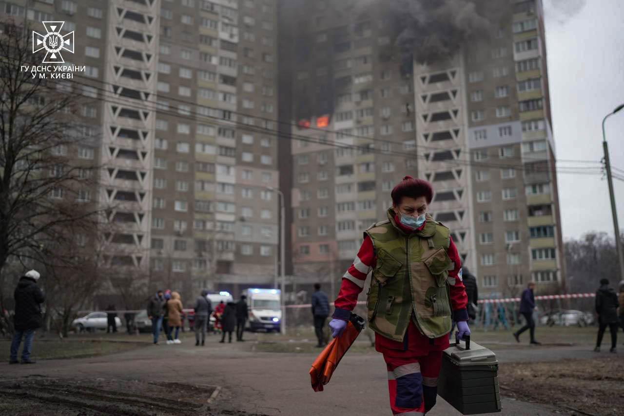 Рятувальники працюють на місці атаки на Київ, 7 лютого 2024.