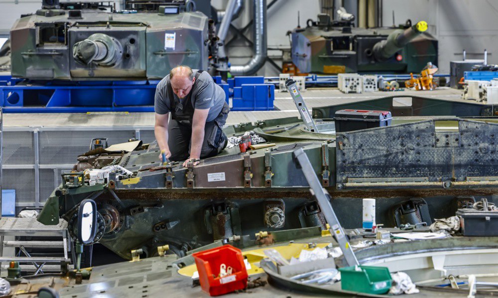 Модернізація німецького основного бойового танка Leopard на заводі Rheinmetall AG в Унтерлюсі, Німеччина, 6 червня 2023 р.
