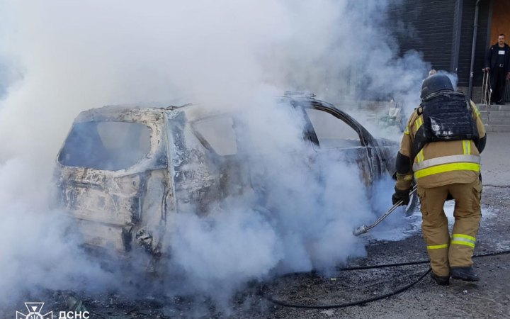 У Херсоні внаслідок атаки російського безпілотника поранені люди