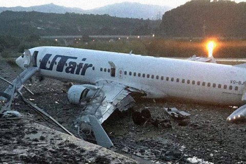 В аэропорту Сочи Boeing выкатился за полосу в реку и загорелся, 18 пострадавших