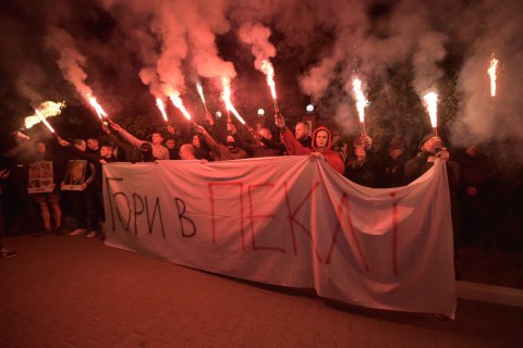Активисты пришли к дому Луценко из-за смягчения подозрения Мангеру