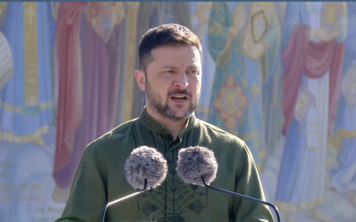 У центрі Києва відбулися урочистості з нагоди Дня державності. Участь брали прем'єрка Латвії, спецпредставник США, Сирський