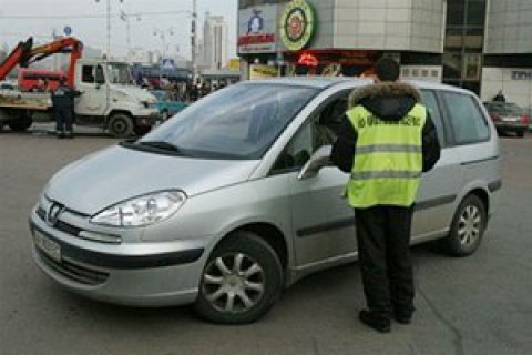 В Киеве произошла потасовка между владельцем сети магазинов и инспектором по парковке 