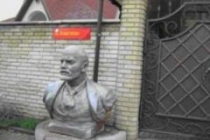 Донецкий судья украсил свой дом бюстами Ленина и Сталина
