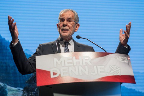 В Австрии на выборах президента лидирует сторонник ЕС