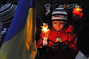 На шествие в память о Голодоморе вышло 2 тыс. киевлян