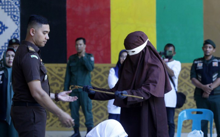 В Індонезії пару 140 разів побили палицею за секс поза шлюбом та вживання алкоголю
