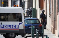 Террорист из Тулузы отпустил одну заложницу