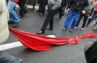 Шествие оппозиции снесло палатки КПУ возле памятника Ленину