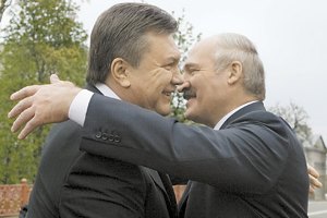 Янукович простил Лукашенко обиду и поздравил его с днем рождения