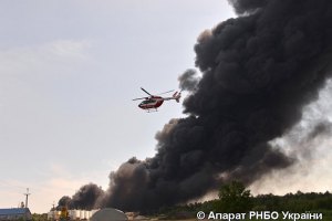 Пожарные потушили возгорание леса вблизи нефтебазы