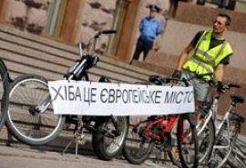 Киевские велосипедисты обвинили КГГА в смерти друга