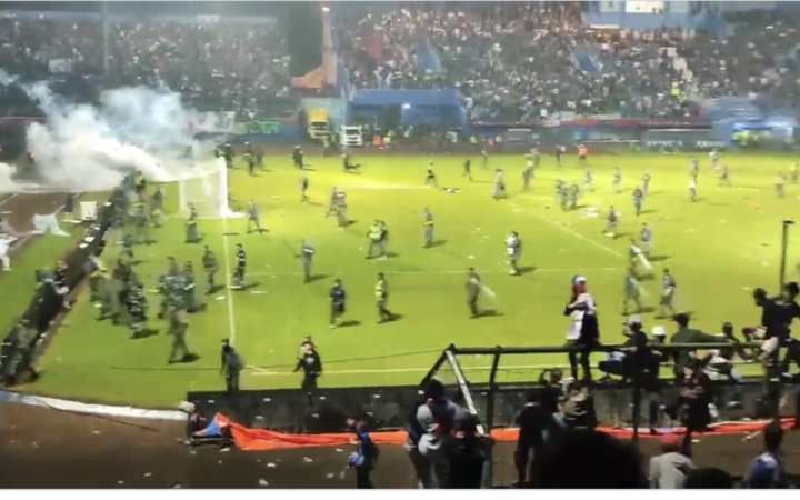 Одна з найбільших трагедій на стадіонах: в Індонезії у тисняві загинули 174 людини