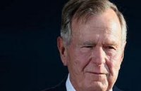 Джорджа Буша не випустили з лікарні