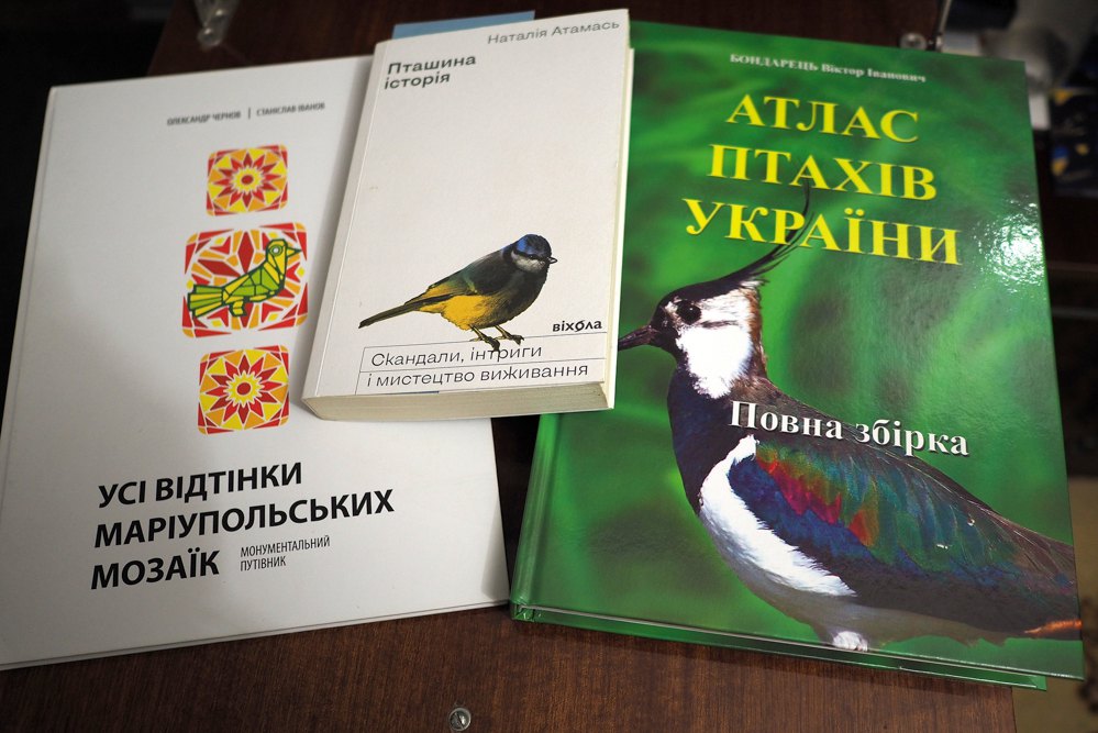 Олег Присяжнюк потроху відновлює бібліотеку, втрачену в Маріуполі