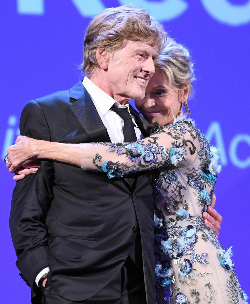 Роберт Редфорд і Джейн Фонда під час отримання премії «Золотий лев» за життєві досягнення на 74-му щорічному Венеціанському
міжнародному кінофестивалі, 1 вересня 2017 р.