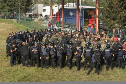 Полиция задержала 40 неизвестных в камуфляже у лагеря сторонников Саакашвили