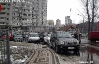 В Киеве водитель Toyota Prado бросил мужчину головой об асфальт из-за замечания (обновлено)