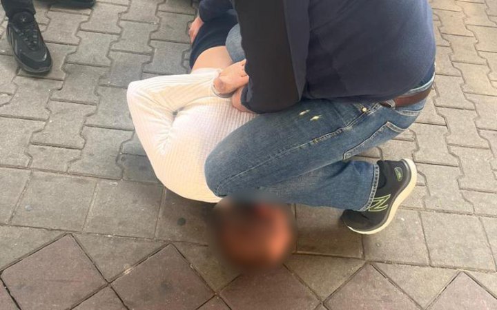 Поліцейські затримали підозрюваного у нанесенні російських прапорів на дерева у Харкові 