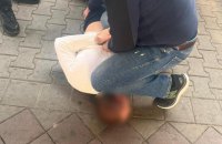 Поліцейські затримали підозрюваного у нанесенні російських прапорів на дерева у Харкові 
