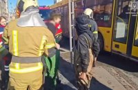 На Хрещатику патрульні й рятувальники дістали дітей із каналізації