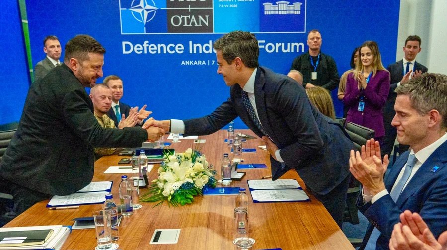 Віцепрем’єр-міністр Нідерландів Роб Єттен і Президент України Володимир Зеленський підписали угоду про співпрацю у сфері безпілотних технологій на полях саміту НАТО.