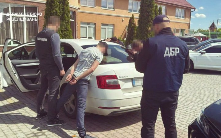 На Закарпатті ДБР викрило митника, який заробляв на "контрабанді" чоловіків мобілізаційного віку