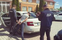 На Закарпатті ДБР викрило митника, який заробляв на "контрабанді" чоловіків мобілізаційного віку