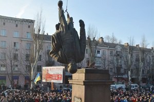 В Днепродзержинске коммунисты демонтировали памятник Ленину