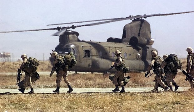 Американские солдаты на авиабазе неподалеку от Кабула в 2002 г.