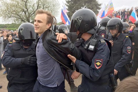 ЕС призвал освободить задержанных участников акций протеста в России