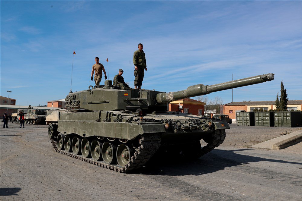Українські військові проходять навчання на іспанських танках Leopard 2A4, які будуть відправлені в Україну, на військовій базі Сан Грегоріо в Сарагосі, Іспанія, 13 березня 2023 року.